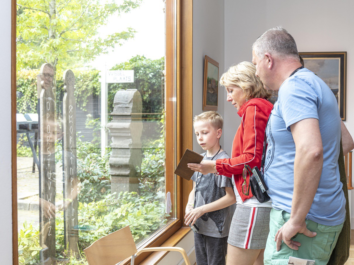 Wat is er te zien tijdens de stadswandeling in Sneek?